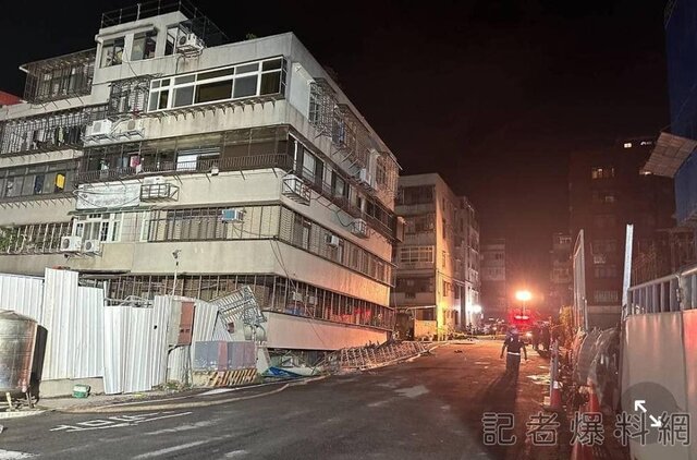 7日晚間大直多間民宅因周邊一處工地施工不慎導致房屋傾斜，甚至有一棟5樓公寓下陷。圖源／記者爆料網